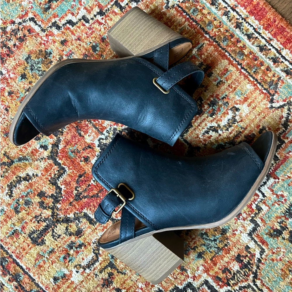 Time & Tru Black Heels